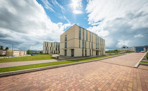 building-2779499_1280 - school